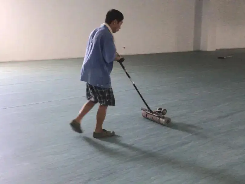 What should be paid attention to in the winter plastic floor construction?